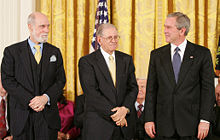 Cerf and Kahn receive Medal of Freedom from President George W. Bush.